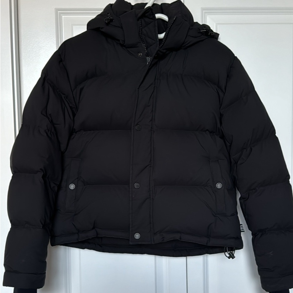 Aritzia TNA Black Super Puff Shorty Cropped Size Small